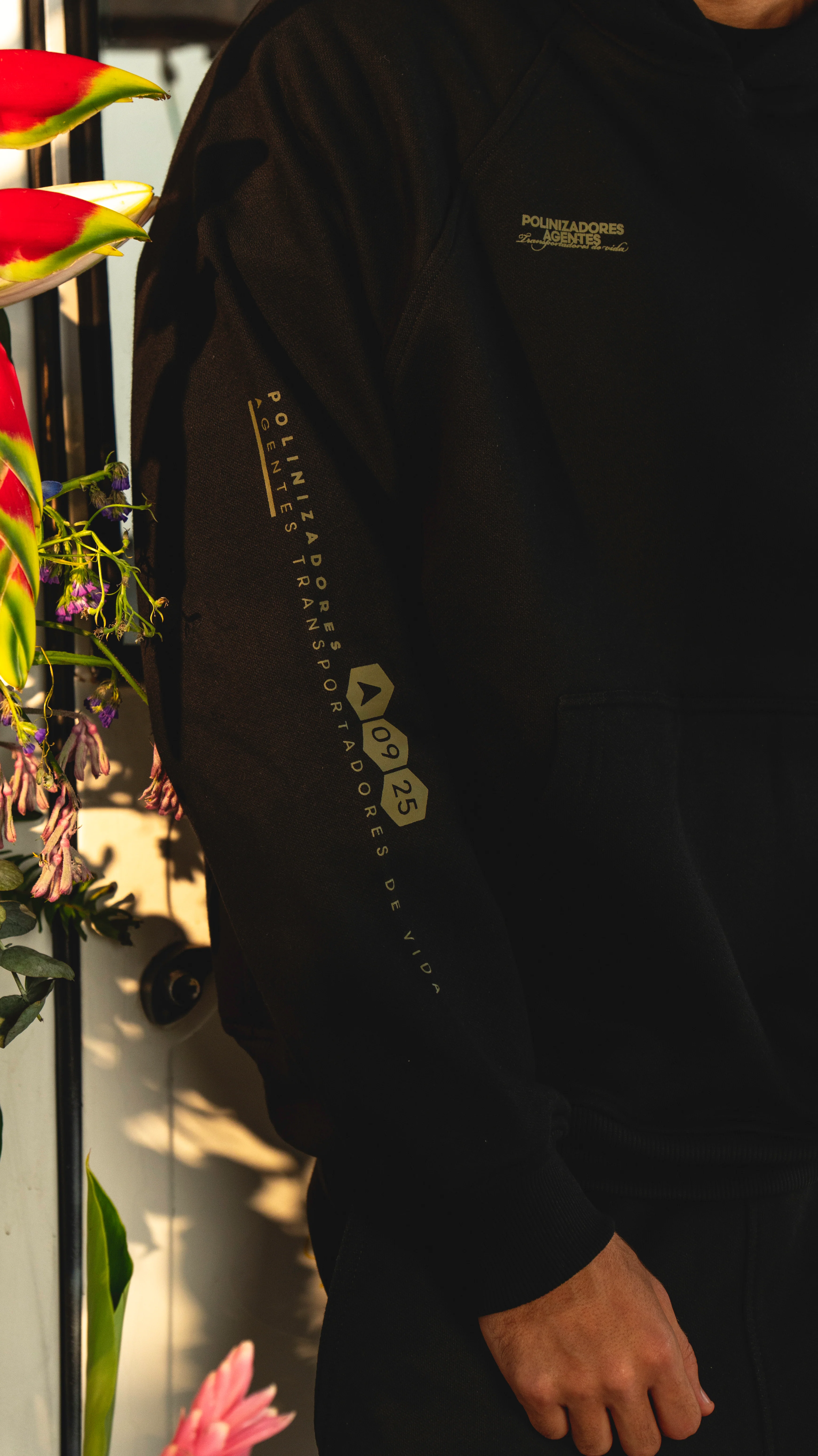 HOODIE POLINIZADORES NEGRO - Image 5